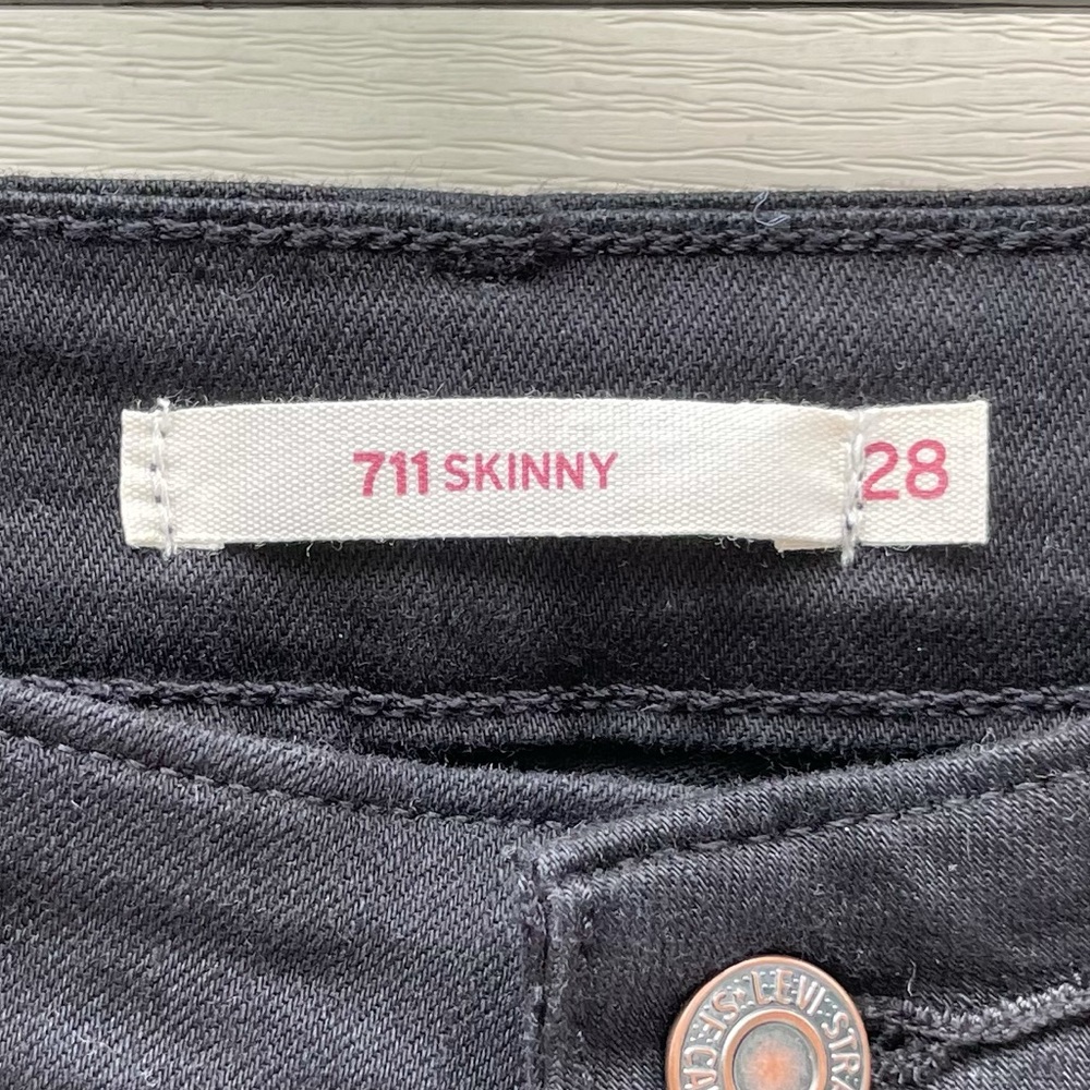 Levi’s 711 Ruffle-Hem Cropped Jeans - Picture 3 of 6